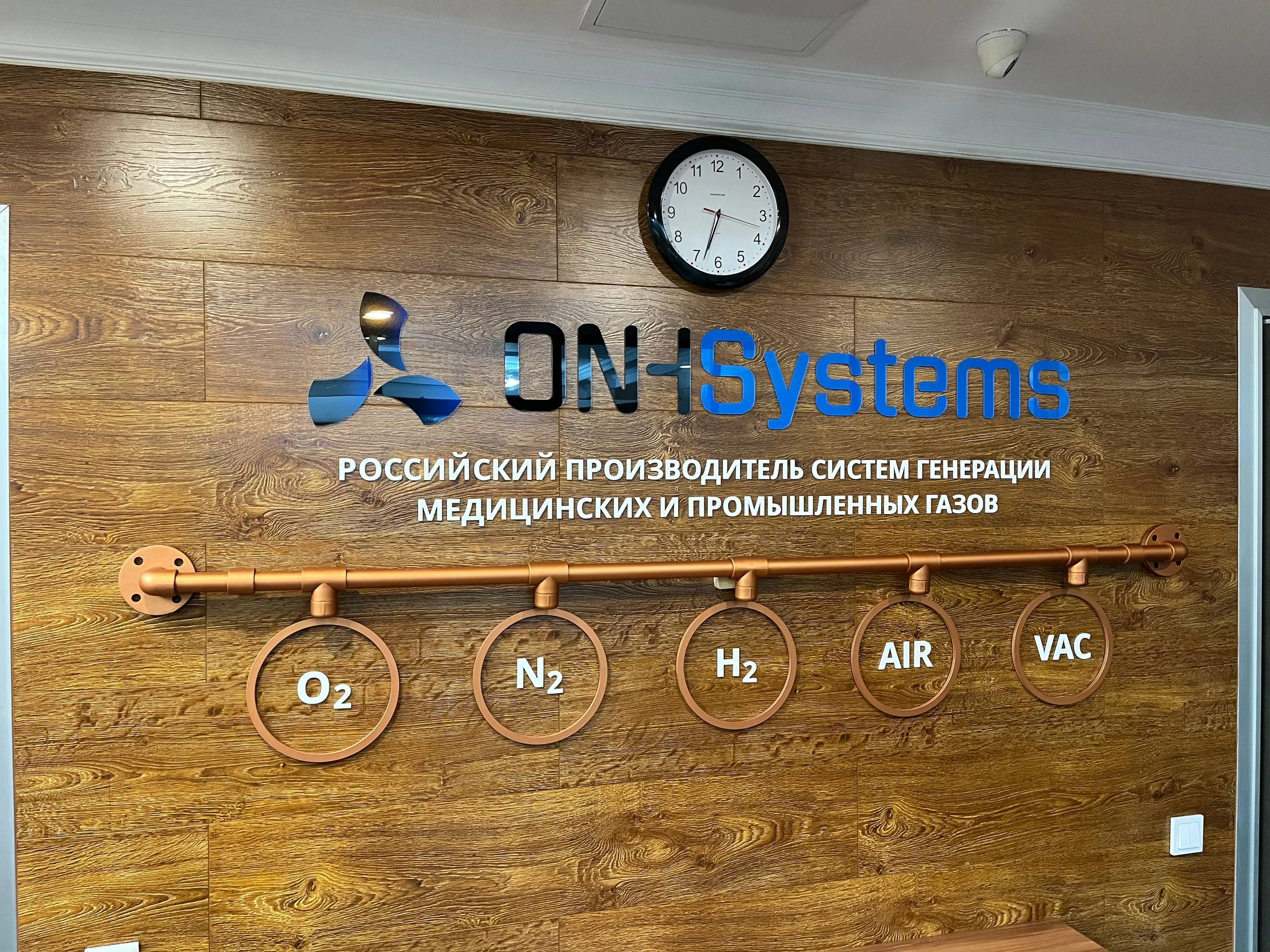 Оформление стен в офисе