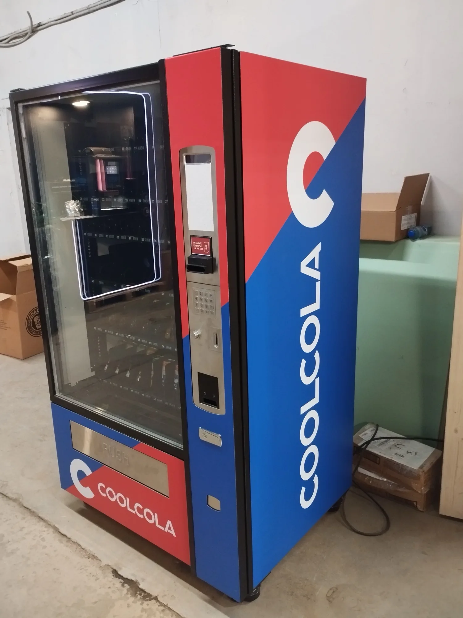 Оформление вендинга Cola — Оклейка вендинговых аппаратов в Москве и кофепоинтов, «Ювента»
